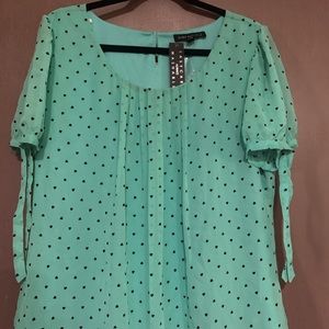 Nice Sara Michelle blouse. Never worn.